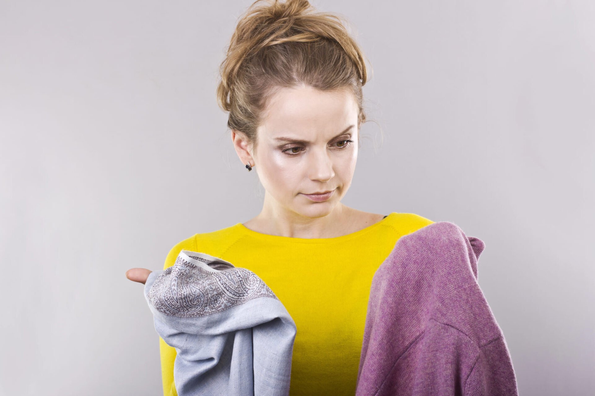 ¿Por qué salen manchas amarillas en la ropa guardada?